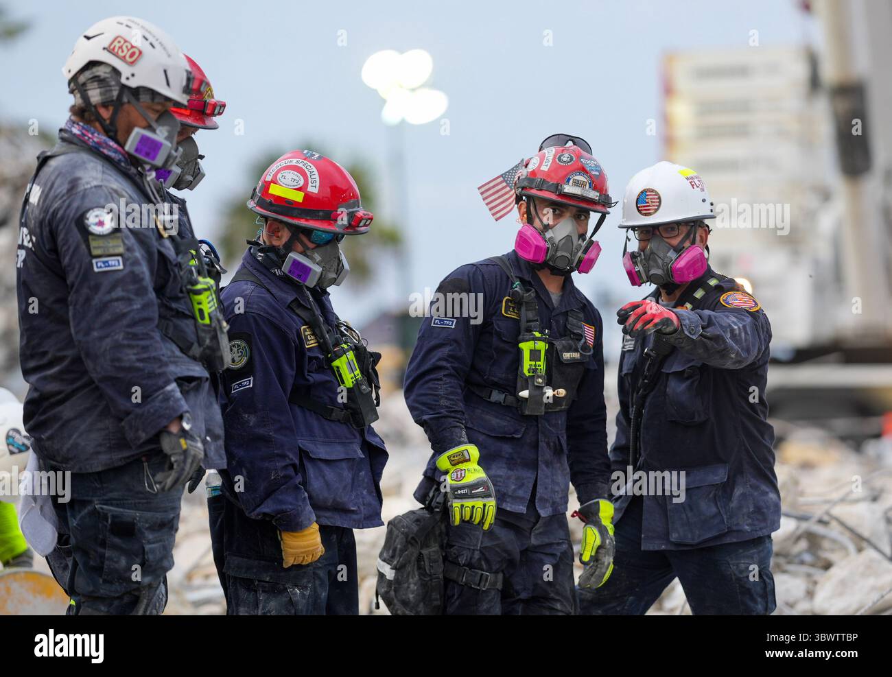 12. Juli 2021, Surfside, Florida, USA: Such- und Rettungsteams entfernen zerquetschte Fahrzeuge, während sie weiterhin nach Leichen in den Trümmern am Standort der 12-stöckigen Oceanfront Champlain Towers South Condo suchen. Das Gebäude brach am Donnerstag, den 24. Juni 2021, gegen 2 Uhr morgens teilweise ein. (Kreditbild: © Miami-Dade Fire Rescue/ZUMA Press Wire Service) Stockfoto