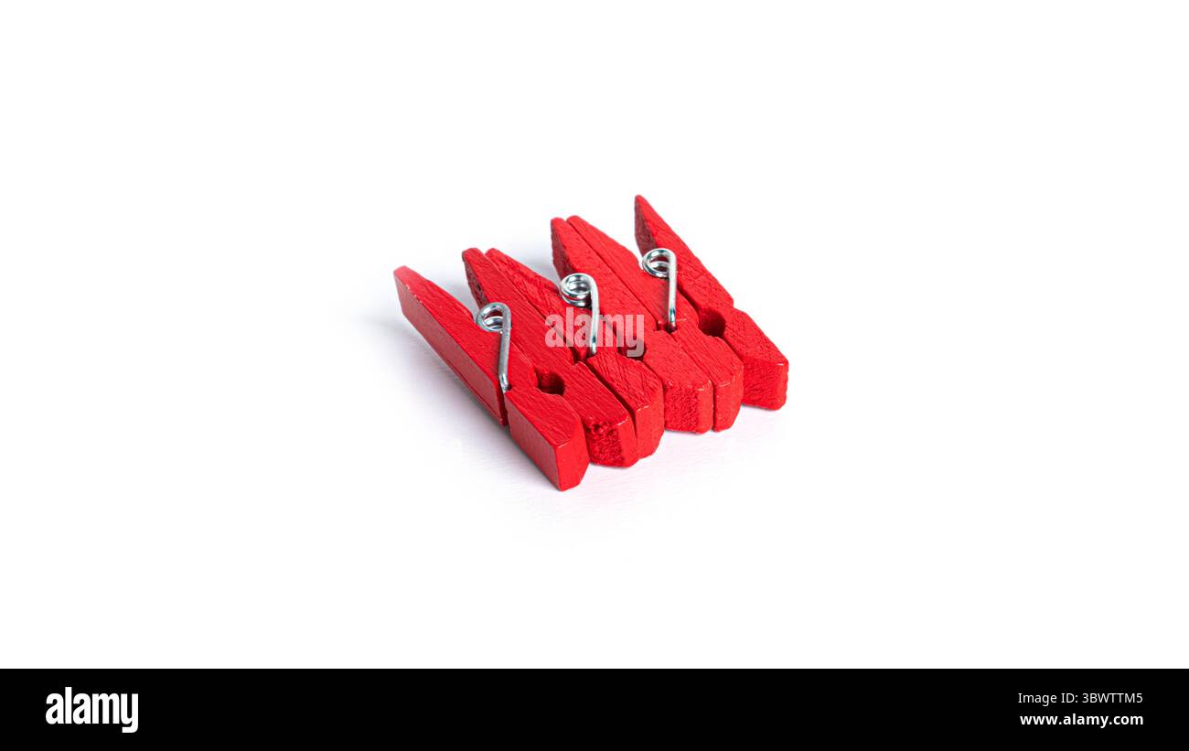 Hölzerne bunte Kleiderschalen isoliert auf weißem Hintergrund. Hochwertige Fotos Stockfoto