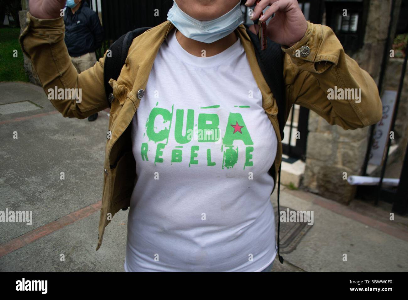 13. Juli 2021, Bogota, Cundinamarca, Kolumbien: Ein kubanischer Einwohner hat ein Hemd mit der Aufschrift 'Rebel Kuba', als kubanische Einwohner mit Wohnsitz in Kolumbien, die am 13. Juli 2021 gegen den Präsidenten Miguel Diaz-Cannel protestieren, nachdem der Protest gegen die Regierung in Kuba am vergangenen sonntag, den 13. Juli, in Unruhen und Gewalt endete, nachdem Präsident Cannel die Anhänger dazu aufgefordert hatte, sich den Protesten zu stellen. Juli. (Kreditbild: © Martin Galindo/LongVisual via ZUMA Wire) Stockfoto
