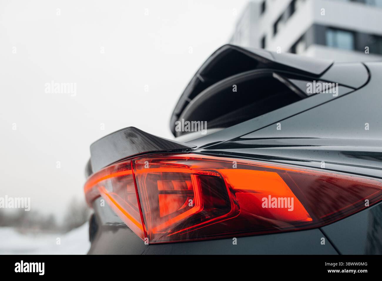 Rücklicht eines modernen SUV-Autos in der Wüste. Gekreuzte LED-Leuchte am Heck eines Autos Stockfoto