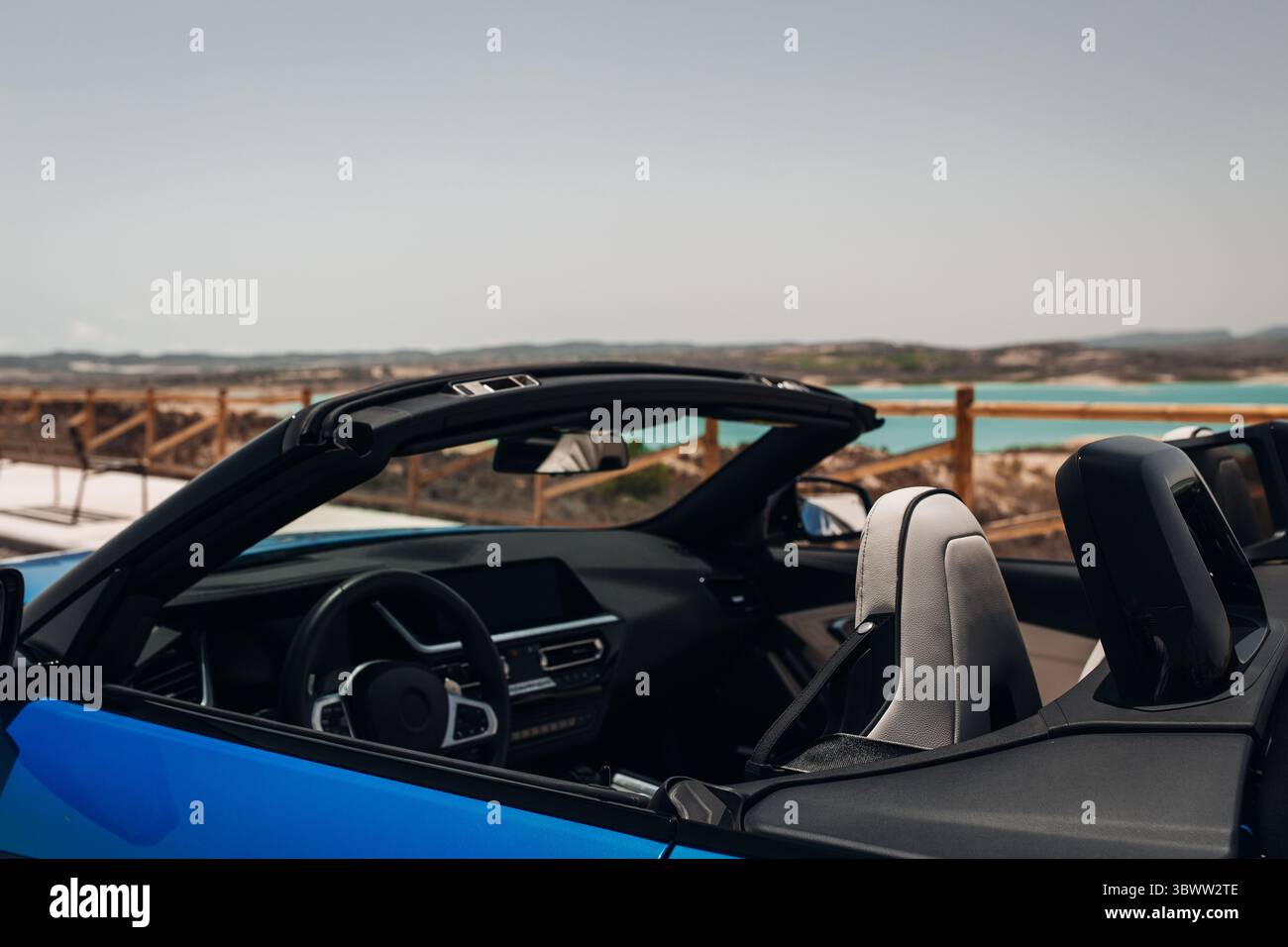 Modernes Luxus-Cabrio auf dem Parkplatz mit einer wunderschönen Aussicht Stockfoto