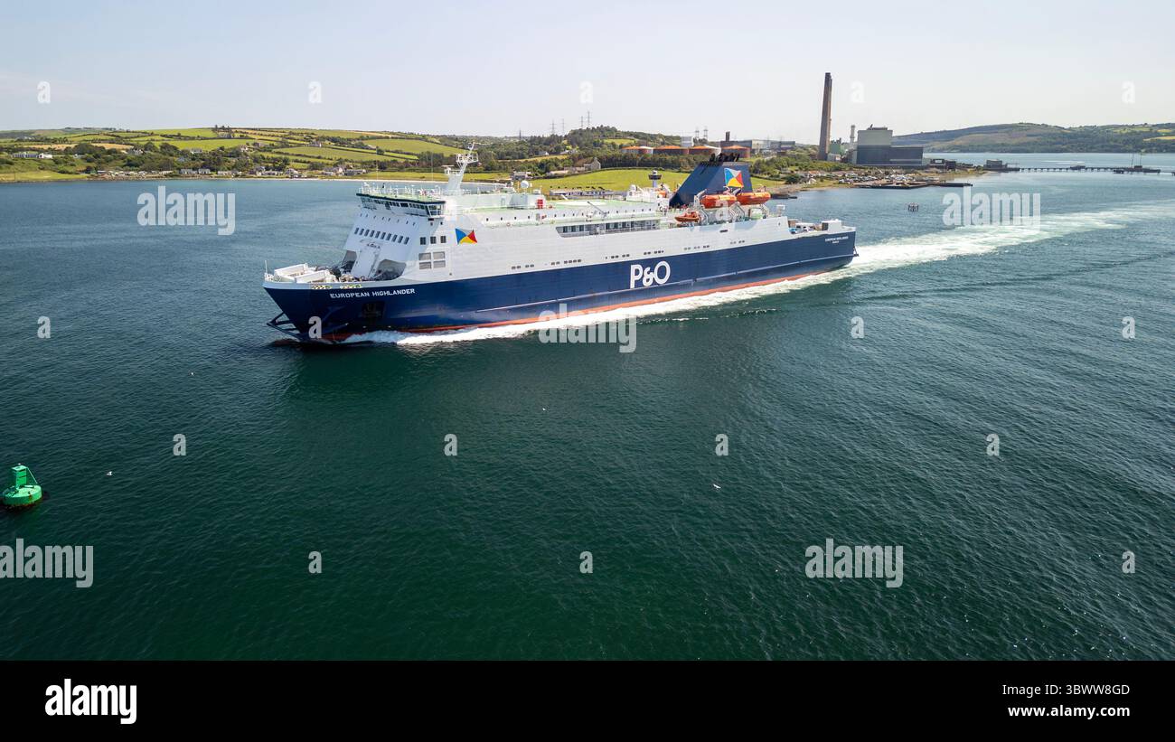 Dieses eindrucksvolle Bild zeigt die P&O European Highlander Fähre, die vom Hafen Larne, einem wichtigen maritimen Tor an der Antrim Coast im Norden I, abfährt Stockfoto