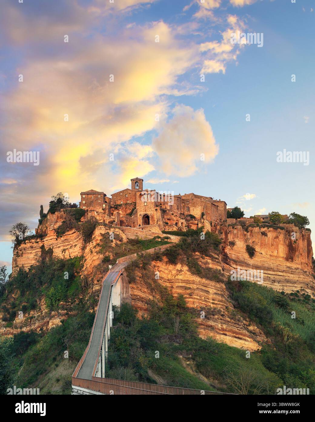 Altstadt von Civita di Bagnoregio und Blick auf die Brücke bei Sonnenuntergang. Provinz Viterbo, Region Latium, Italien, Europa. Stockfoto