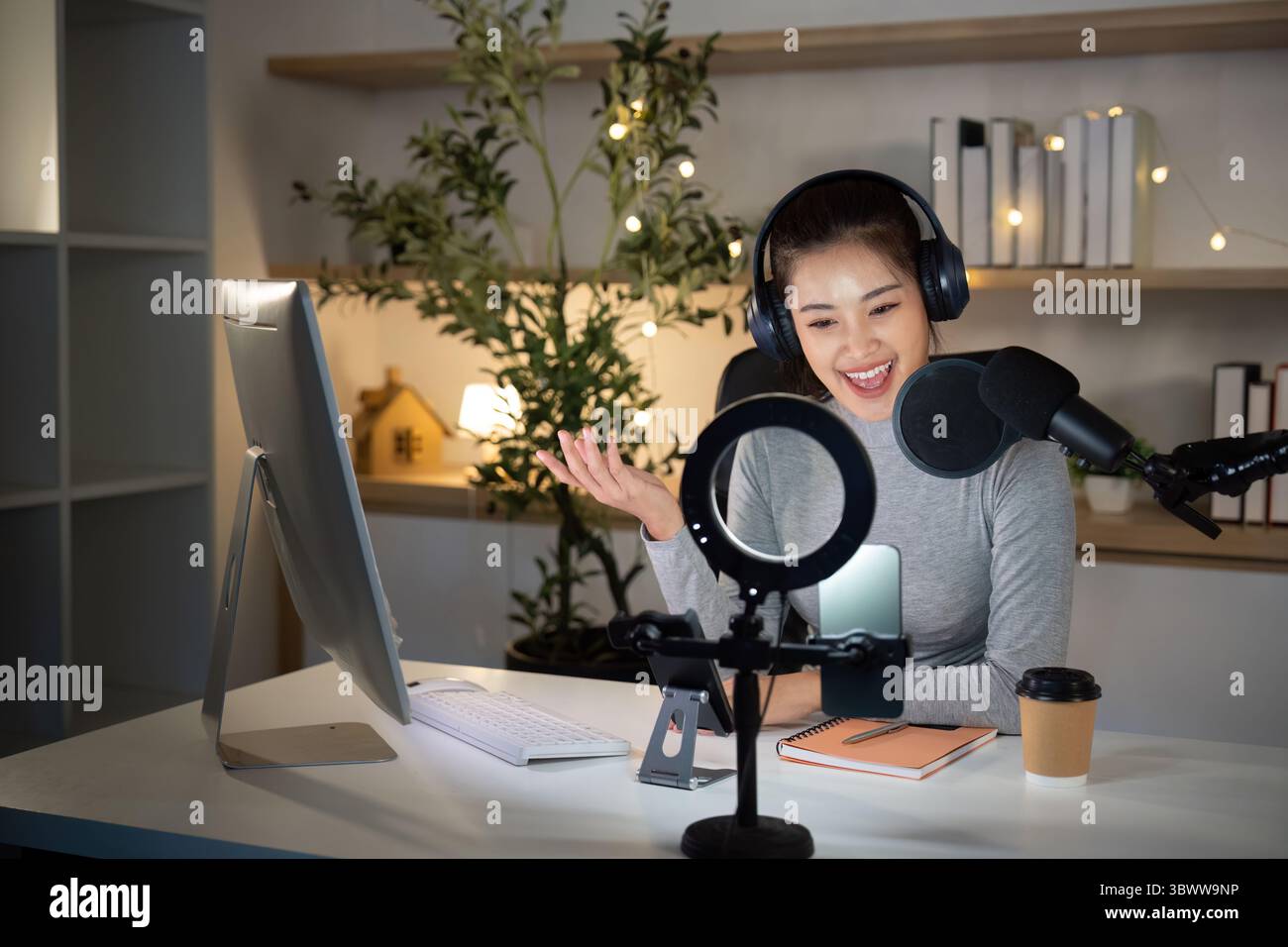 Interaktiver Podcast-Host, der Erkenntnisse in einem modernen Studio weitergibt Stockfoto