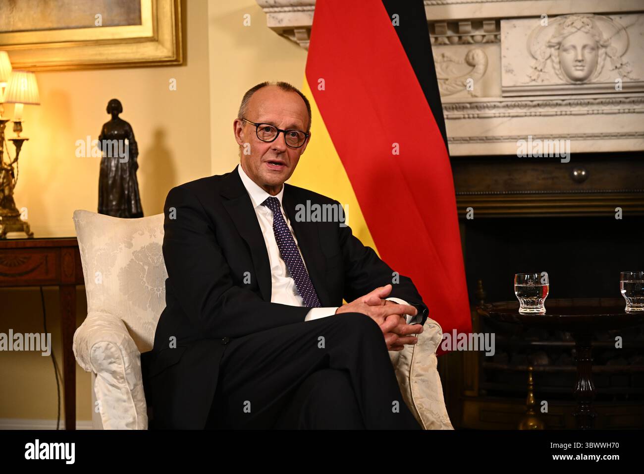 Bundeskanzler Friedrich Merz bei einem Treffen mit Premierminister Sir Keir Starmer in der Londoner Downing Street anlässlich seines ersten offiziellen Besuchs in Großbritannien. Bilddatum: Donnerstag, 17. Juli 2025. Stockfoto