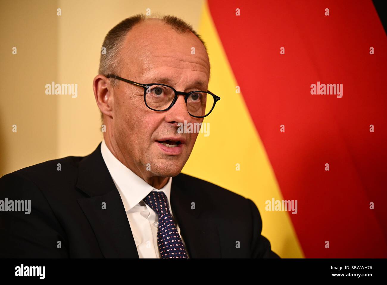 Bundeskanzler Friedrich Merz bei einem Treffen mit Premierminister Sir Keir Starmer in der Londoner Downing Street anlässlich seines ersten offiziellen Besuchs in Großbritannien. Bilddatum: Donnerstag, 17. Juli 2025. Stockfoto