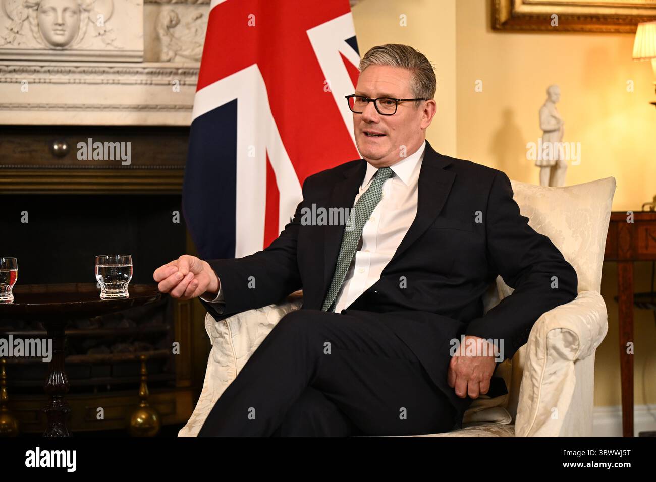 Premierminister Sir Keir Starmer bei einem Treffen mit Bundeskanzler Friedrich Merz in der Londoner Downing Street anlässlich seines ersten offiziellen Besuchs im Vereinigten Königreich. Bilddatum: Donnerstag, 17. Juli 2025. Stockfoto