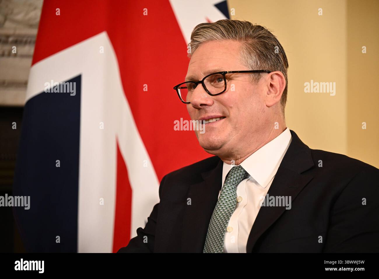 Premierminister Sir Keir Starmer bei einem Treffen mit Bundeskanzler Friedrich Merz in der Londoner Downing Street anlässlich seines ersten offiziellen Besuchs im Vereinigten Königreich. Bilddatum: Donnerstag, 17. Juli 2025. Stockfoto