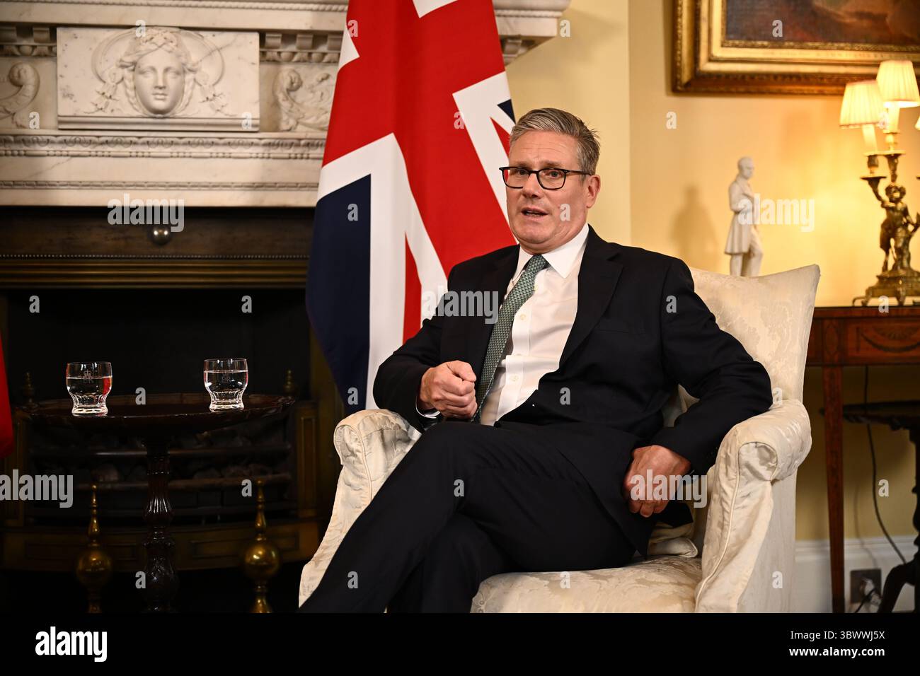 Premierminister Sir Keir Starmer bei einem Treffen mit Bundeskanzler Friedrich Merz in der Londoner Downing Street anlässlich seines ersten offiziellen Besuchs im Vereinigten Königreich. Bilddatum: Donnerstag, 17. Juli 2025. Stockfoto