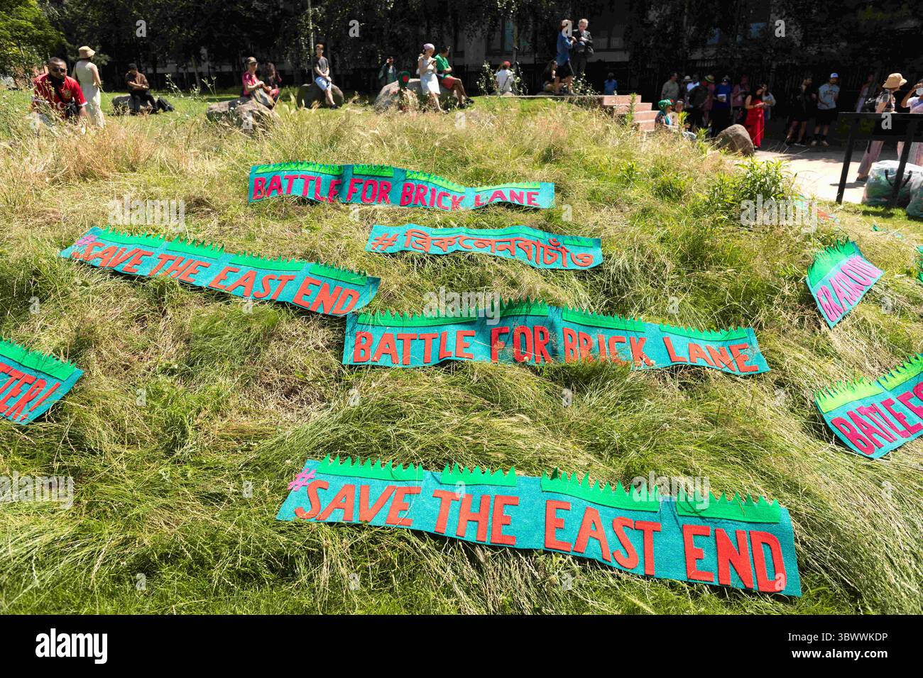 18. Juli 2021, London, Vereinigtes Königreich: Vor der Demonstration werden Banner vor Ort gesehen. Der Truman Brewery Complex in London, der der Familie Zeloof gehört, ist seit langem ein Ort für verschiedene Kunst- und Kulturveranstaltungen und bietet auch erschwingliche Mietpreise für kleine lokale Unternehmen. Vor kurzem haben die Brüder Zeloof vorgeschlagen, den Komplex in ein 5-stöckiges Einkaufszentrum umzuwandeln, was heftige Kontroversen unter den Menschen in der Nachbarschaft auslöste. Zu den beteiligten Organisationen zählen die East End Preservation Society, der Spitalfields Trust und der Bengali East End Heri Stockfoto