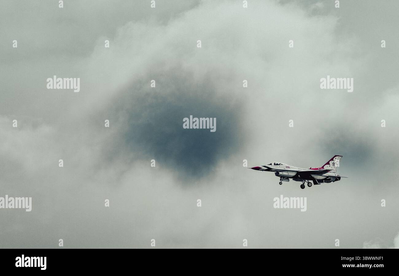 Eine USAF Thunderbird F-16 landet während der Flugschau am 16. Mai 2025 unter dramatischem Himmel auf der McGuire AFB, New Jersey. Beachten Sie das naturblaue br Stockfoto