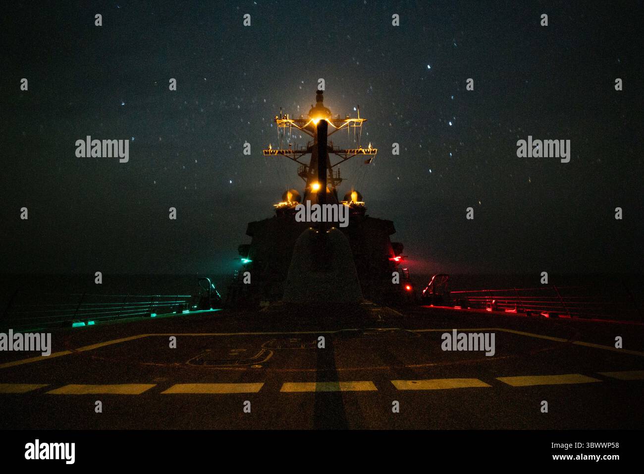 6. Juli 2021 - Golf von Oman - Raketenzerstörer USS Mahan durchquert den Golf von Oman, 7. Juli. Mahan wird in das Einsatzgebiet der 5. US-Flotte eingesetzt, um Marineoperationen zu unterstützen, um die Stabilität und Sicherheit des Seeverkehrs in der Zentralregion zu gewährleisten, indem das Mittelmeer und der Pazifik durch den westlichen Indischen Ozean und drei strategische Drosselpunkte miteinander verbunden werden. (Kreditbild: © U.S. Navy/ZUMA Press Wire Service/ZUMAPRESS.com) Stockfoto