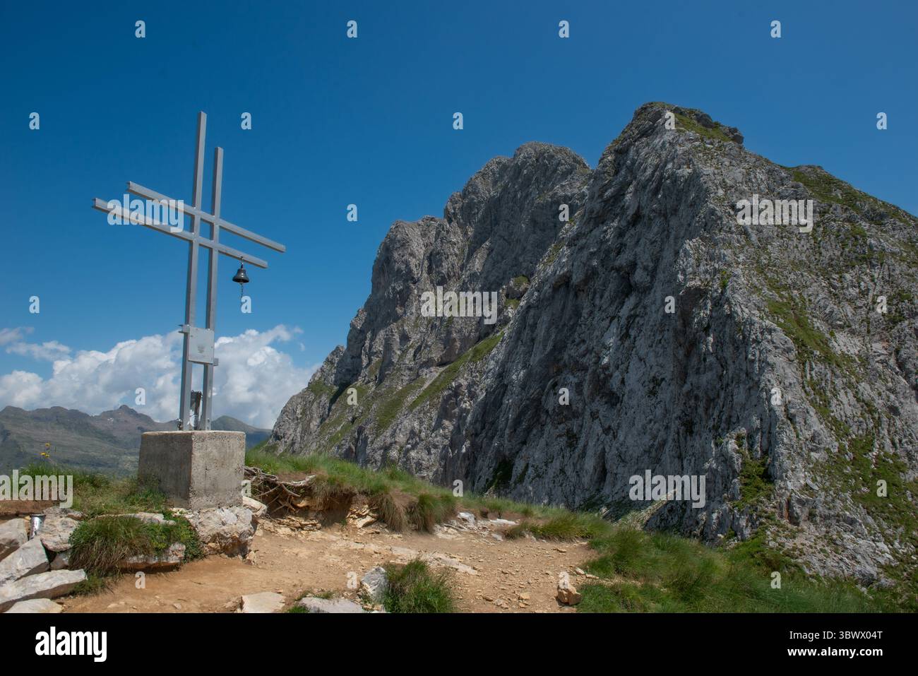 Eisernes Kreuz mit Glocke am Hörnermund Piana in Arera Stockfoto