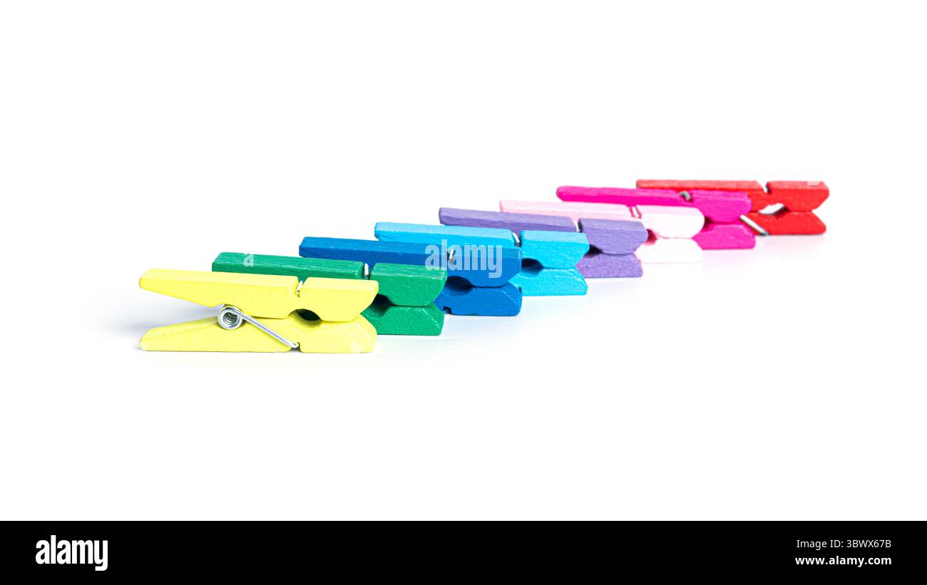 Hölzerne bunte Kleiderschalen isoliert auf weißem Hintergrund. Hochwertige Fotos Stockfoto