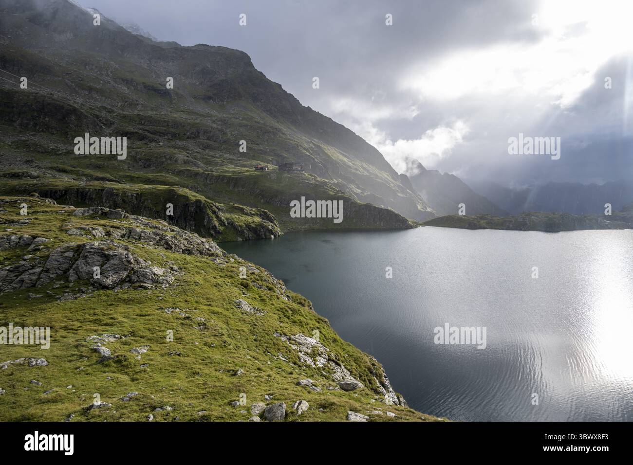 Wangenitzseehuette und Bergsee Wangenitzsee, bewölkte Berggipfel am Morgen, Schober-Gruppe, Nationalpark hohe Tauern, Kärnten, Österreich Stockfoto