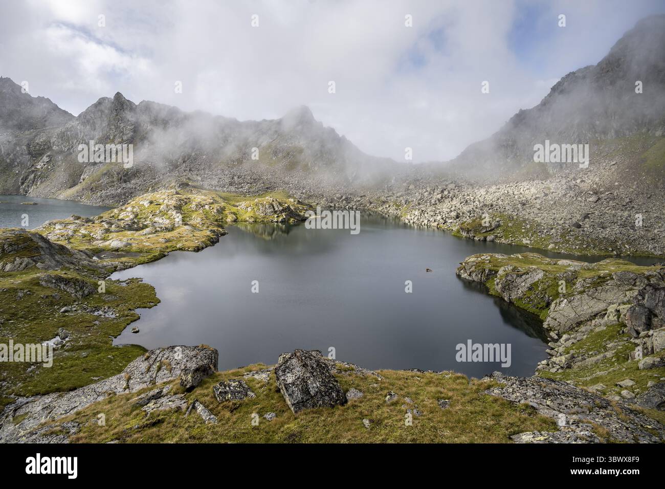 Bergseen Wangenitzsee und Kreuzsee, bewölkte Berggipfel am Morgen, Schober-Gruppe, Nationalpark hohe Tauern, Kärnten, Österreich Stockfoto