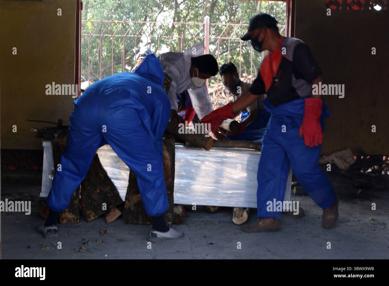 28. Juni 2021, Jakarta, Jakarta, Indonesien: Der Prozess der Einäscherung der Leichen von COVID-19-Patienten im Krematorium Cilincing, Nord-Jakarta am 25. Juli 2021. Das Krematorium Cilincing dient seit dem 19. Juli 2021 der Verlegung der Leichen von COVID-19-Patienten, da der Anstieg von COVID-19 durchschnittlich 11 bis 14 Leichen pro Tag betrug, die in 7 Brennkammern mit einer Dauer von 3 Stunden für eine Leiche verbrannt wurden. (Bild: © Dasril Roszandi/ZUMA Press Wire) Stockfoto