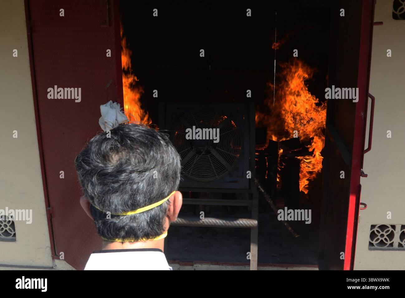 28. Juni 2021, Jakarta, Jakarta, Indonesien: Der Prozess der Einäscherung der Leichen von COVID-19-Patienten im Krematorium Cilincing, Nord-Jakarta am 25. Juli 2021. Das Krematorium Cilincing dient seit dem 19. Juli 2021 der Verlegung der Leichen von COVID-19-Patienten, da der Anstieg von COVID-19 durchschnittlich 11 bis 14 Leichen pro Tag betrug, die in 7 Brennkammern mit einer Dauer von 3 Stunden für eine Leiche verbrannt wurden. (Bild: © Dasril Roszandi/ZUMA Press Wire) Stockfoto