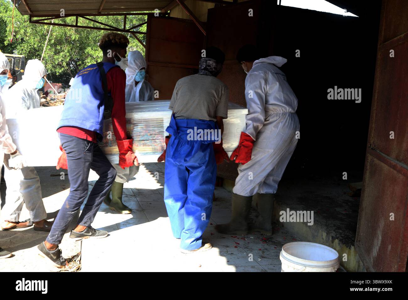 28. Juni 2021, Jakarta, Jakarta, Indonesien: Der Prozess der Einäscherung der Leichen von COVID-19-Patienten im Krematorium Cilincing, Nord-Jakarta am 25. Juli 2021. Das Krematorium Cilincing dient seit dem 19. Juli 2021 der Verlegung der Leichen von COVID-19-Patienten, da der Anstieg von COVID-19 durchschnittlich 11 bis 14 Leichen pro Tag betrug, die in 7 Brennkammern mit einer Dauer von 3 Stunden für eine Leiche verbrannt wurden. (Bild: © Dasril Roszandi/ZUMA Press Wire) Stockfoto