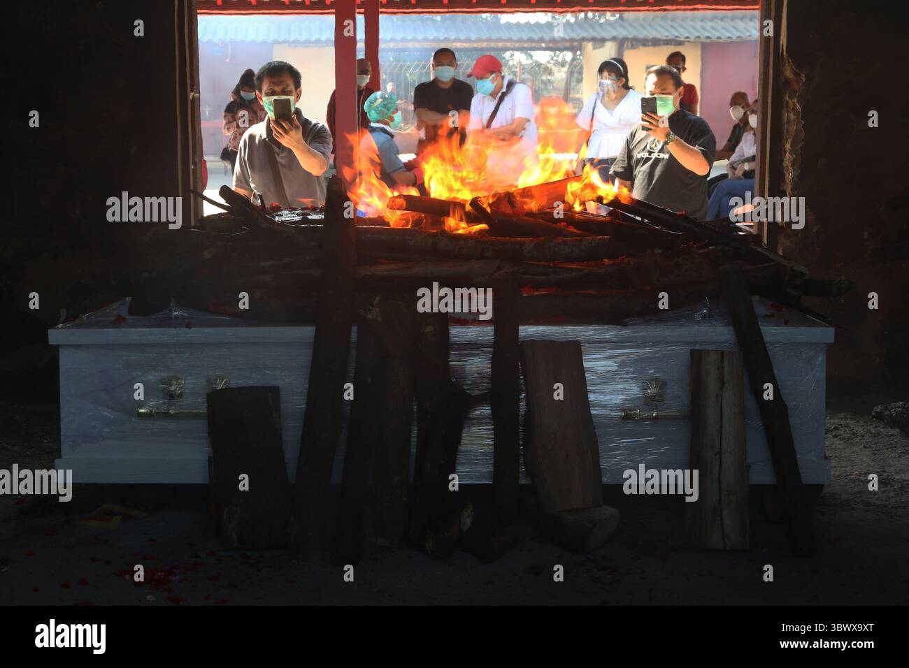 28. Juni 2021, Jakarta, Jakarta, Indonesien: Der Prozess der Einäscherung der Leichen von COVID-19-Patienten im Krematorium Cilincing, Nord-Jakarta am 25. Juli 2021. Das Krematorium Cilincing dient seit dem 19. Juli 2021 der Verlegung der Leichen von COVID-19-Patienten, da der Anstieg von COVID-19 durchschnittlich 11 bis 14 Leichen pro Tag betrug, die in 7 Brennkammern mit einer Dauer von 3 Stunden für eine Leiche verbrannt wurden. (Bild: © Dasril Roszandi/ZUMA Press Wire) Stockfoto