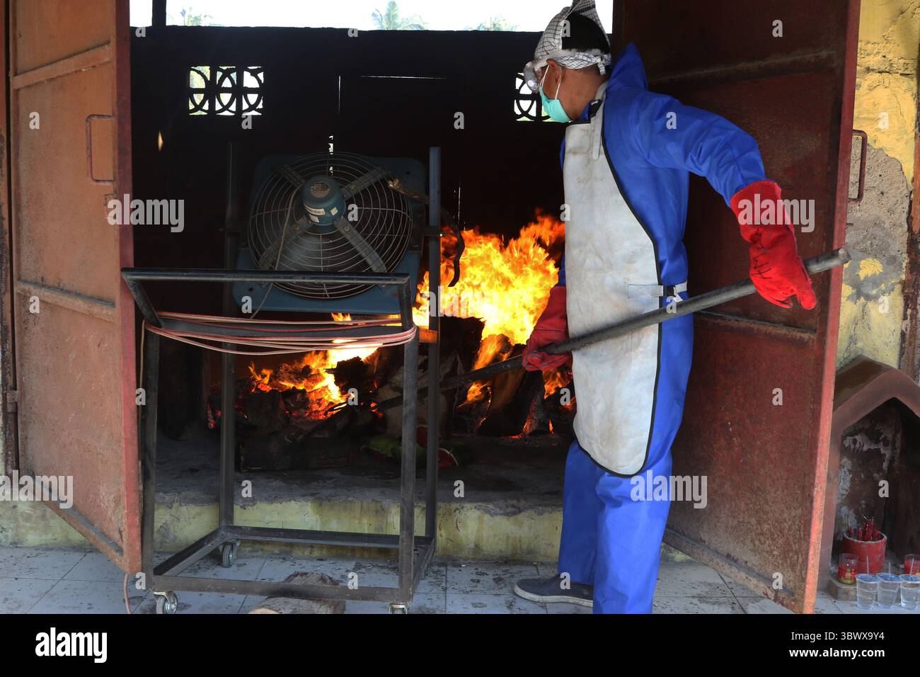 28. Juni 2021, Jakarta, Jakarta, Indonesien: Der Prozess der Einäscherung der Leichen von COVID-19-Patienten im Krematorium Cilincing, Nord-Jakarta am 25. Juli 2021. Das Krematorium Cilincing dient seit dem 19. Juli 2021 der Verlegung der Leichen von COVID-19-Patienten, da der Anstieg von COVID-19 durchschnittlich 11 bis 14 Leichen pro Tag betrug, die in 7 Brennkammern mit einer Dauer von 3 Stunden für eine Leiche verbrannt wurden. (Bild: © Dasril Roszandi/ZUMA Press Wire) Stockfoto