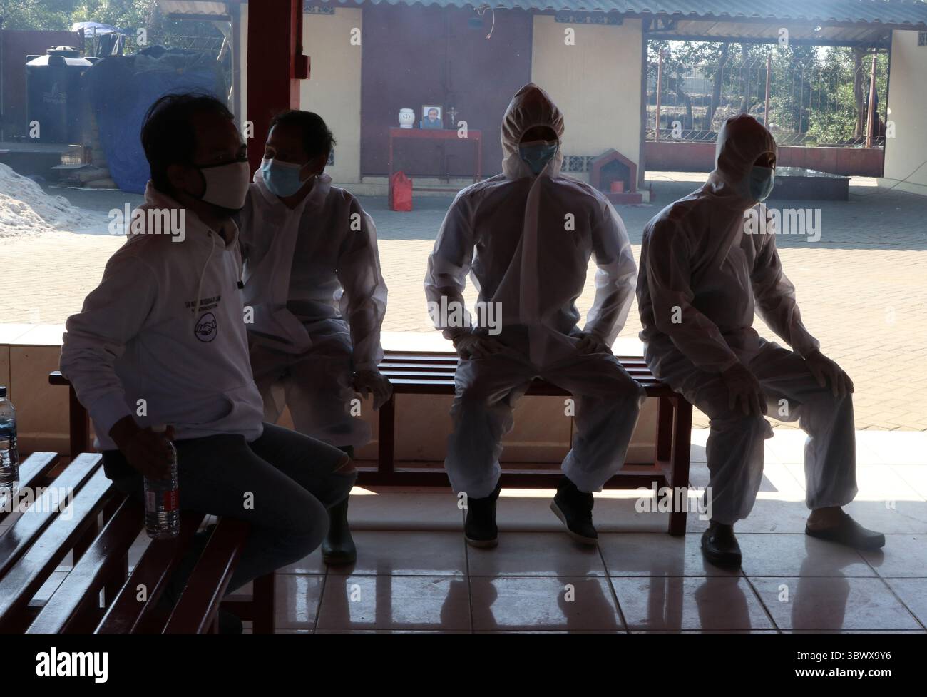 28. Juni 2021, Jakarta, Jakarta, Indonesien: Der Prozess der Einäscherung der Leichen von COVID-19-Patienten im Krematorium Cilincing, Nord-Jakarta am 25. Juli 2021. Das Krematorium Cilincing dient seit dem 19. Juli 2021 der Verlegung der Leichen von COVID-19-Patienten, da der Anstieg von COVID-19 durchschnittlich 11 bis 14 Leichen pro Tag betrug, die in 7 Brennkammern mit einer Dauer von 3 Stunden für eine Leiche verbrannt wurden. (Bild: © Dasril Roszandi/ZUMA Press Wire) Stockfoto