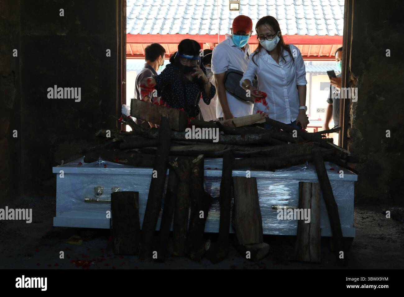 28. Juni 2021, Jakarta, Jakarta, Indonesien: Der Prozess der Einäscherung der Leichen von COVID-19-Patienten im Krematorium Cilincing, Nord-Jakarta am 25. Juli 2021. Das Krematorium Cilincing dient seit dem 19. Juli 2021 der Verlegung der Leichen von COVID-19-Patienten, da der Anstieg von COVID-19 durchschnittlich 11 bis 14 Leichen pro Tag betrug, die in 7 Brennkammern mit einer Dauer von 3 Stunden für eine Leiche verbrannt wurden. (Bild: © Dasril Roszandi/ZUMA Press Wire) Stockfoto