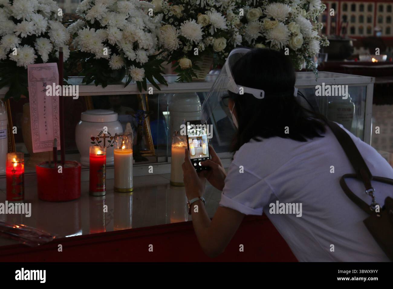 28. Juni 2021, Jakarta, Jakarta, Indonesien: Der Prozess der Einäscherung der Leichen von COVID-19-Patienten im Krematorium Cilincing, Nord-Jakarta am 25. Juli 2021. Das Krematorium Cilincing dient seit dem 19. Juli 2021 der Verlegung der Leichen von COVID-19-Patienten, da der Anstieg von COVID-19 durchschnittlich 11 bis 14 Leichen pro Tag betrug, die in 7 Brennkammern mit einer Dauer von 3 Stunden für eine Leiche verbrannt wurden. (Bild: © Dasril Roszandi/ZUMA Press Wire) Stockfoto