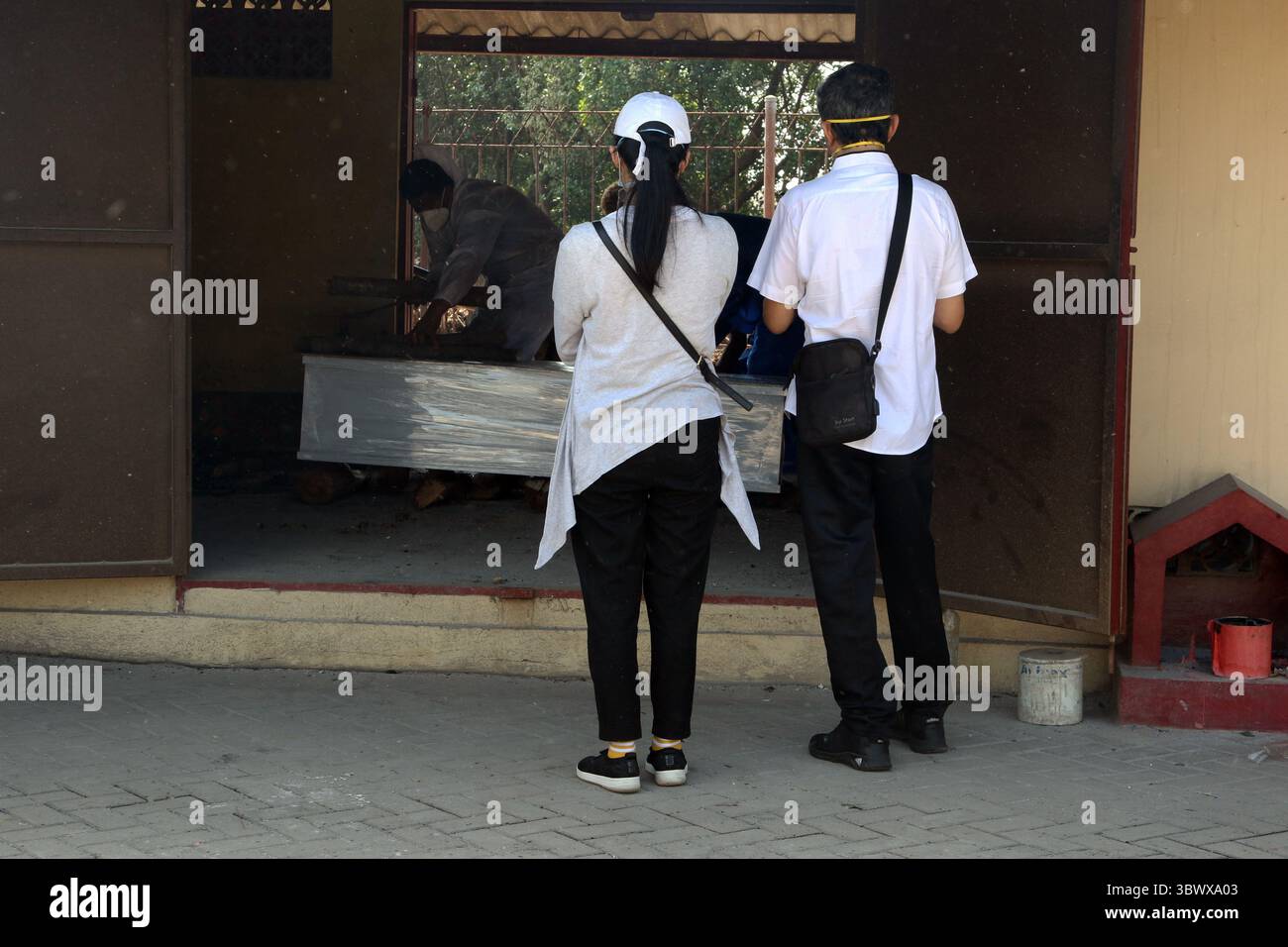 28. Juni 2021, Jakarta, Jakarta, Indonesien: Der Prozess der Einäscherung der Leichen von COVID-19-Patienten im Krematorium Cilincing, Nord-Jakarta am 25. Juli 2021. Das Krematorium Cilincing dient seit dem 19. Juli 2021 der Verlegung der Leichen von COVID-19-Patienten, da der Anstieg von COVID-19 durchschnittlich 11 bis 14 Leichen pro Tag betrug, die in 7 Brennkammern mit einer Dauer von 3 Stunden für eine Leiche verbrannt wurden. (Bild: © Dasril Roszandi/ZUMA Press Wire) Stockfoto