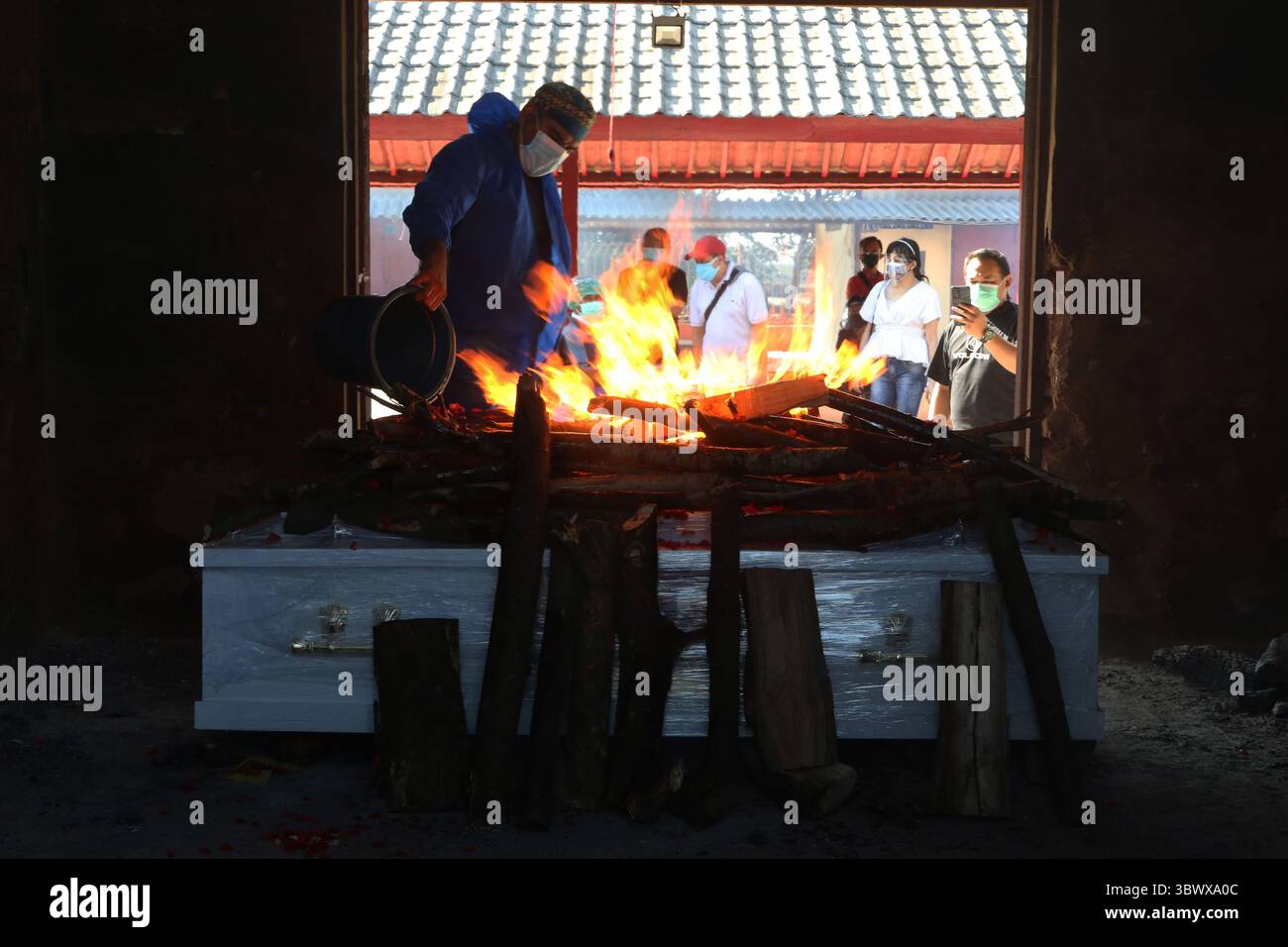 28. Juni 2021, Jakarta, Jakarta, Indonesien: Der Prozess der Einäscherung der Leichen von COVID-19-Patienten im Krematorium Cilincing, Nord-Jakarta am 25. Juli 2021. Das Krematorium Cilincing dient seit dem 19. Juli 2021 der Verlegung der Leichen von COVID-19-Patienten, da der Anstieg von COVID-19 durchschnittlich 11 bis 14 Leichen pro Tag betrug, die in 7 Brennkammern mit einer Dauer von 3 Stunden für eine Leiche verbrannt wurden. (Bild: © Dasril Roszandi/ZUMA Press Wire) Stockfoto