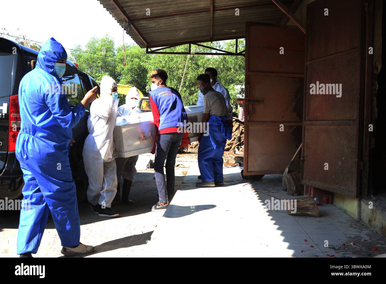 28. Juni 2021, Jakarta, Jakarta, Indonesien: Der Prozess der Einäscherung der Leichen von COVID-19-Patienten im Krematorium Cilincing, Nord-Jakarta am 25. Juli 2021. Das Krematorium Cilincing dient seit dem 19. Juli 2021 der Verlegung der Leichen von COVID-19-Patienten, da der Anstieg von COVID-19 durchschnittlich 11 bis 14 Leichen pro Tag betrug, die in 7 Brennkammern mit einer Dauer von 3 Stunden für eine Leiche verbrannt wurden. (Bild: © Dasril Roszandi/ZUMA Press Wire) Stockfoto