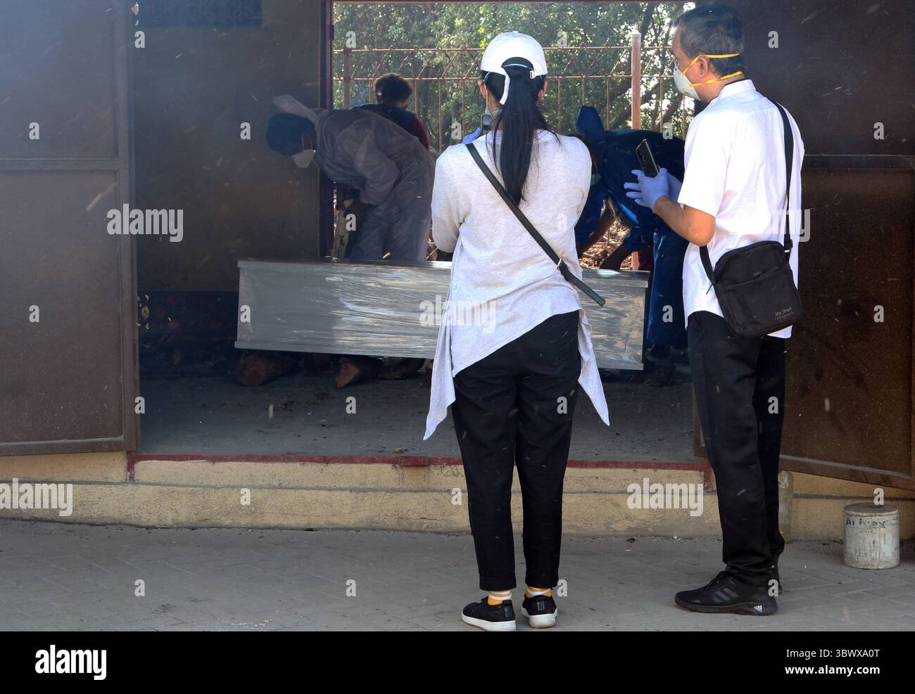 28. Juni 2021, Jakarta, Jakarta, Indonesien: Der Prozess der Einäscherung der Leichen von COVID-19-Patienten im Krematorium Cilincing, Nord-Jakarta am 25. Juli 2021. Das Krematorium Cilincing dient seit dem 19. Juli 2021 der Verlegung der Leichen von COVID-19-Patienten, da der Anstieg von COVID-19 durchschnittlich 11 bis 14 Leichen pro Tag betrug, die in 7 Brennkammern mit einer Dauer von 3 Stunden für eine Leiche verbrannt wurden. (Bild: © Dasril Roszandi/ZUMA Press Wire) Stockfoto