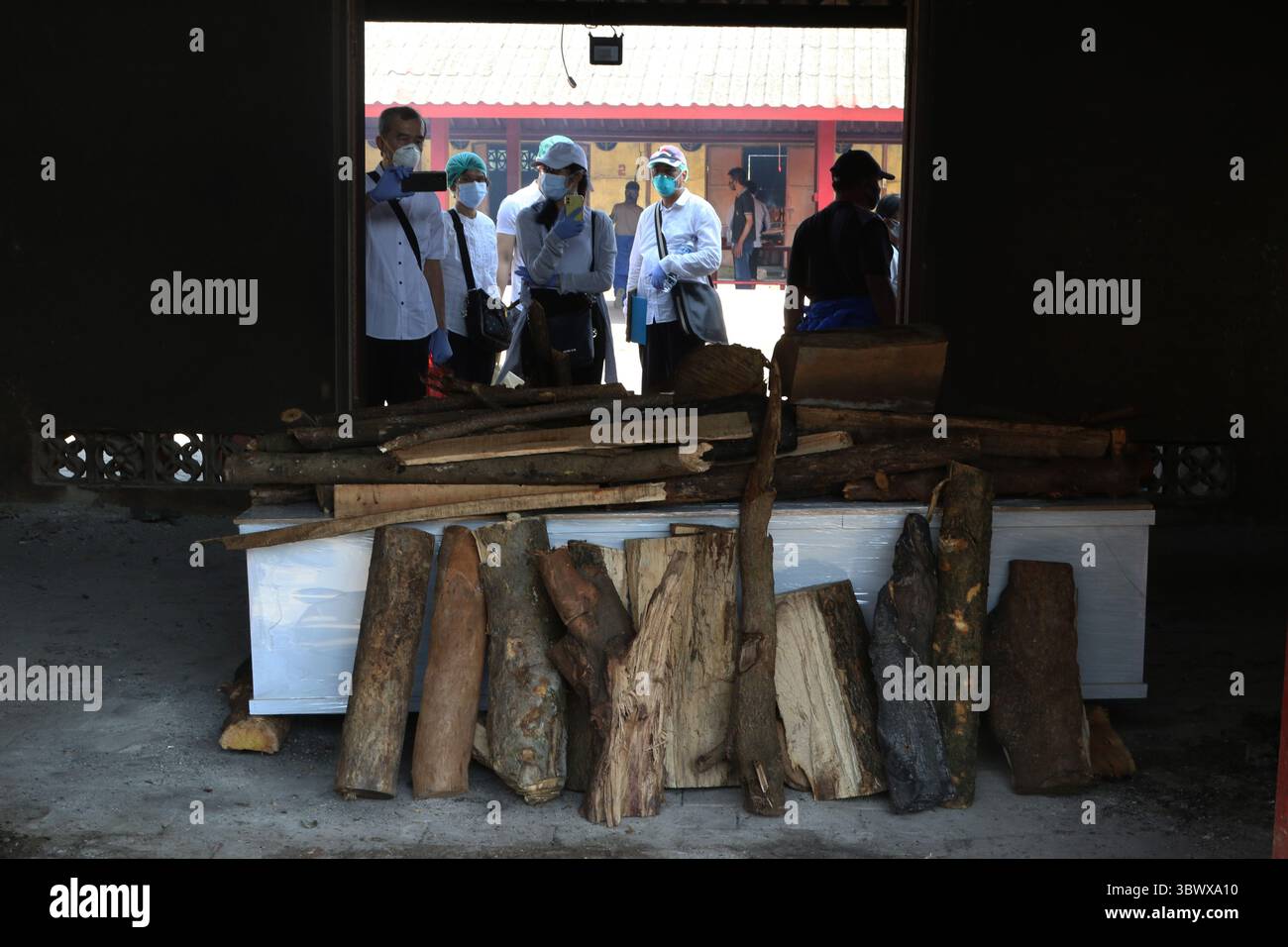 28. Juni 2021, Jakarta, Jakarta, Indonesien: Der Prozess der Einäscherung der Leichen von COVID-19-Patienten im Krematorium Cilincing, Nord-Jakarta am 25. Juli 2021. Das Krematorium Cilincing dient seit dem 19. Juli 2021 der Verlegung der Leichen von COVID-19-Patienten, da der Anstieg von COVID-19 durchschnittlich 11 bis 14 Leichen pro Tag betrug, die in 7 Brennkammern mit einer Dauer von 3 Stunden für eine Leiche verbrannt wurden. (Bild: © Dasril Roszandi/ZUMA Press Wire) Stockfoto