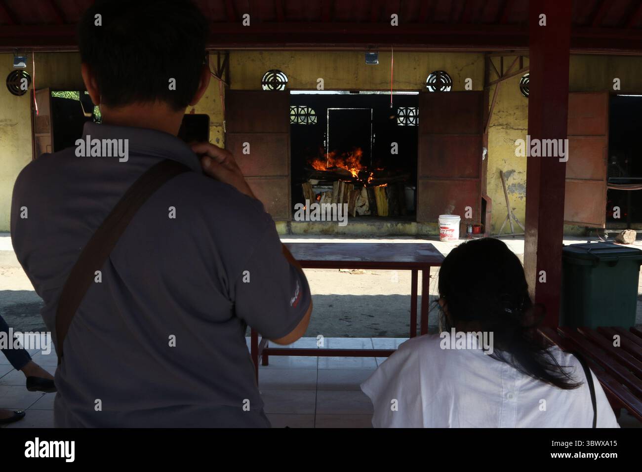28. Juni 2021, Jakarta, Jakarta, Indonesien: Der Prozess der Einäscherung der Leichen von COVID-19-Patienten im Krematorium Cilincing, Nord-Jakarta am 25. Juli 2021. Das Krematorium Cilincing dient seit dem 19. Juli 2021 der Verlegung der Leichen von COVID-19-Patienten, da der Anstieg von COVID-19 durchschnittlich 11 bis 14 Leichen pro Tag betrug, die in 7 Brennkammern mit einer Dauer von 3 Stunden für eine Leiche verbrannt wurden. (Bild: © Dasril Roszandi/ZUMA Press Wire) Stockfoto