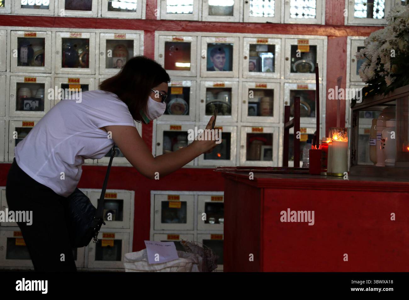 28. Juni 2021, Jakarta, Jakarta, Indonesien: Der Prozess der Einäscherung der Leichen von COVID-19-Patienten im Krematorium Cilincing, Nord-Jakarta am 25. Juli 2021. Das Krematorium Cilincing dient seit dem 19. Juli 2021 der Verlegung der Leichen von COVID-19-Patienten, da der Anstieg von COVID-19 durchschnittlich 11 bis 14 Leichen pro Tag betrug, die in 7 Brennkammern mit einer Dauer von 3 Stunden für eine Leiche verbrannt wurden. (Bild: © Dasril Roszandi/ZUMA Press Wire) Stockfoto