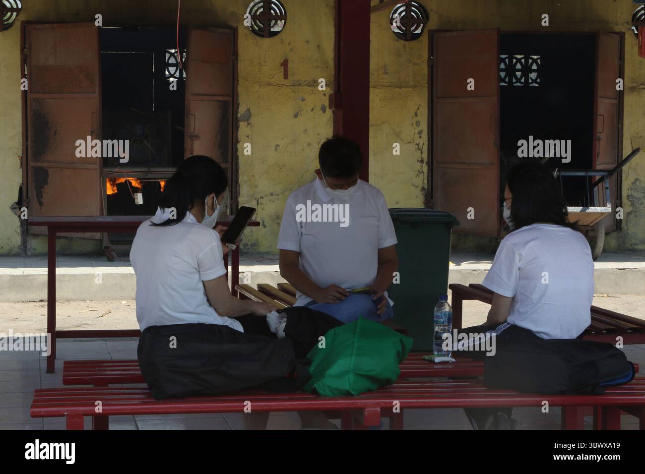 28. Juni 2021, Jakarta, Jakarta, Indonesien: Der Prozess der Einäscherung der Leichen von COVID-19-Patienten im Krematorium Cilincing, Nord-Jakarta am 25. Juli 2021. Das Krematorium Cilincing dient seit dem 19. Juli 2021 der Verlegung der Leichen von COVID-19-Patienten, da der Anstieg von COVID-19 durchschnittlich 11 bis 14 Leichen pro Tag betrug, die in 7 Brennkammern mit einer Dauer von 3 Stunden für eine Leiche verbrannt wurden. (Bild: © Dasril Roszandi/ZUMA Press Wire) Stockfoto