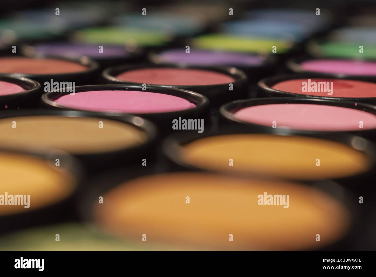 Eine Palette mit wasserlöslichen Farben zum Zeichnen. Abstrakter Hintergrund. Zurück zur Schule Stockfoto