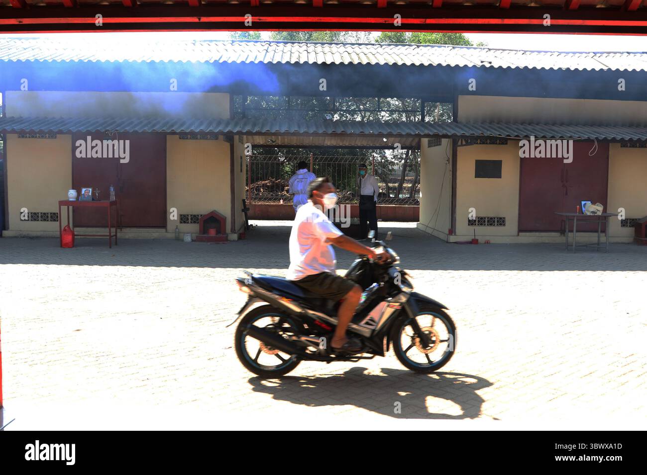 28. Juni 2021, Jakarta, Jakarta, Indonesien: Der Prozess der Einäscherung der Leichen von COVID-19-Patienten im Krematorium Cilincing, Nord-Jakarta am 25. Juli 2021. Das Krematorium Cilincing dient seit dem 19. Juli 2021 der Verlegung der Leichen von COVID-19-Patienten, da der Anstieg von COVID-19 durchschnittlich 11 bis 14 Leichen pro Tag betrug, die in 7 Brennkammern mit einer Dauer von 3 Stunden für eine Leiche verbrannt wurden. (Bild: © Dasril Roszandi/ZUMA Press Wire) Stockfoto