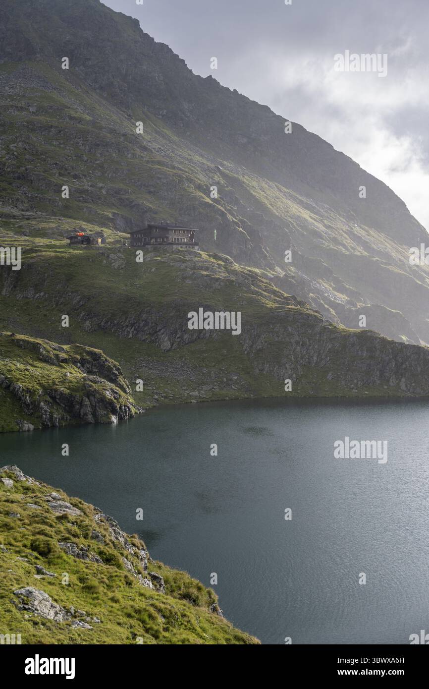 Wangenitzseehuette und Bergsee Wangenitzsee, bewölkte Berggipfel am Morgen, Schober-Gruppe, Nationalpark hohe Tauern, Kärnten, Österreich Stockfoto