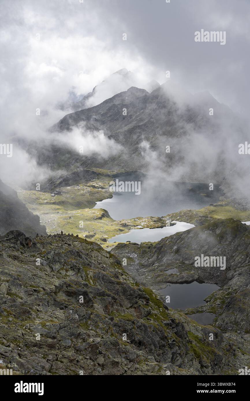 Bergseen Wangenitzsee und Kreuzsee, bewölkte Berggipfel am Morgen, Schober-Gruppe, Nationalpark hohe Tauern, Kärnten, Österreich Stockfoto