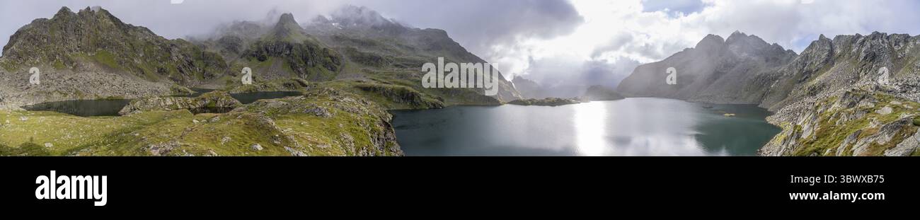 Bergseen Wangenitzsee und Kreuzsee, bewölkte Berggipfel am Morgen, Schober-Gruppe, Nationalpark hohe Tauern, Kärnten, Österreich Stockfoto