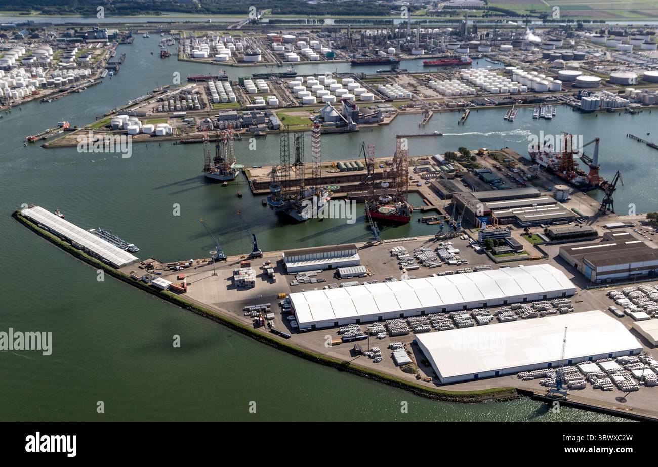 Offshore-Bohrplattformen, die für Öl- und Gasexploration und -Wartung verwendet werden und im Hafen von Rotterdam vertäut sind. Niederlande - 2. September 2017 Stockfoto