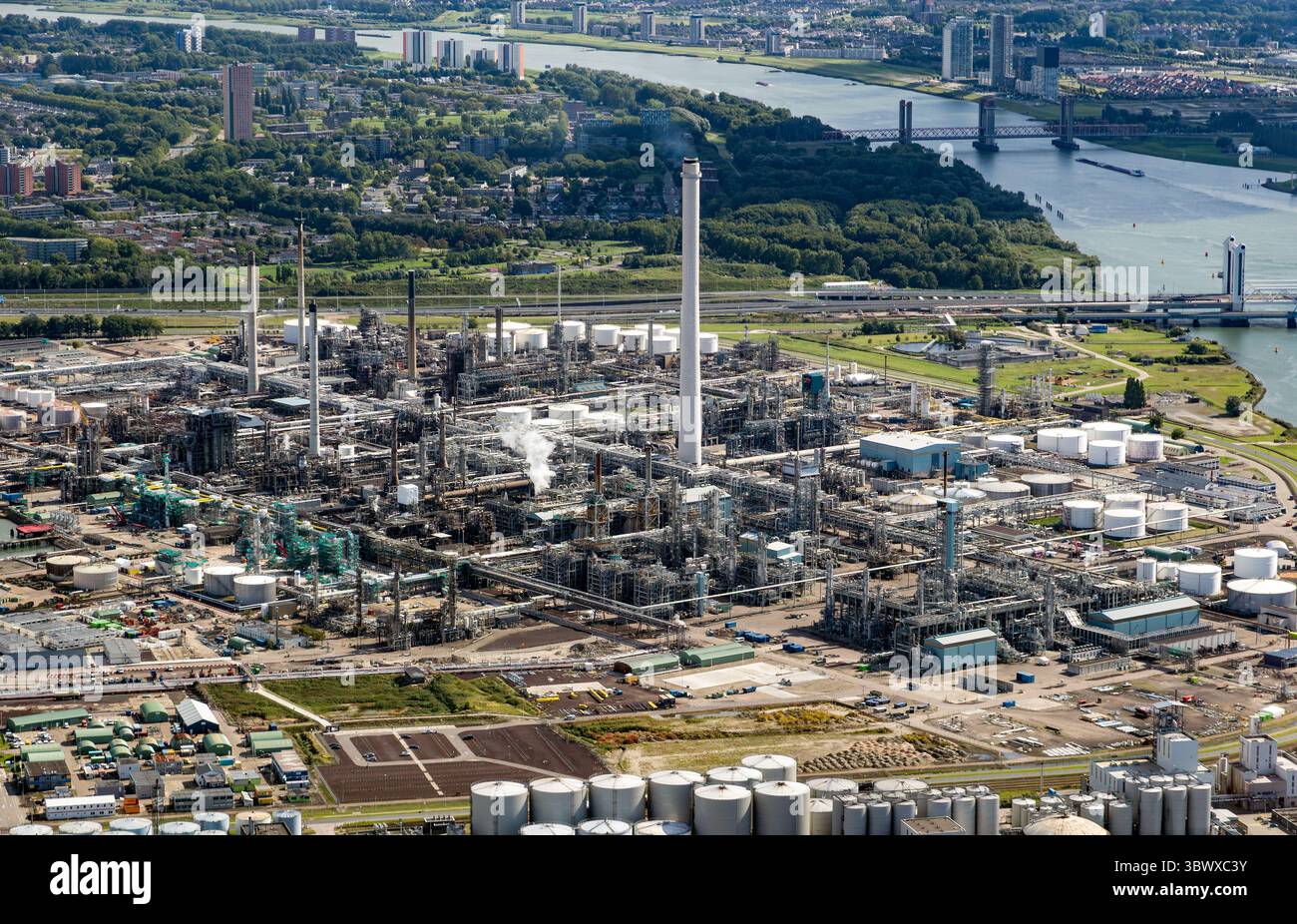Luftaufnahme der Raffinerie Shell Pernis. Sie ist die größte Raffinerie in Europa und erstreckt sich über einen riesigen Industriekomplex mit umfangreicher Infrastruktur und Anlagen Stockfoto