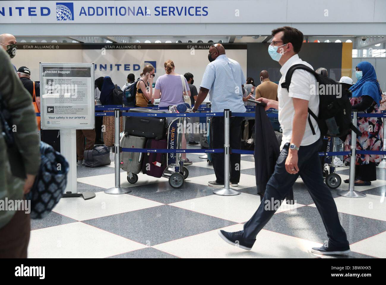 10. Juli 2021: Passagiere von United Airlines warten am 29. Juni 2021 in Chicago auf die Gepäckabgabe im Terminal 1 am O'Hare International Airport. (Bild: © John J. Kim/TNS Via ZUMA Press Wire/TNS Via ZUMA Press Wire) Stockfoto
