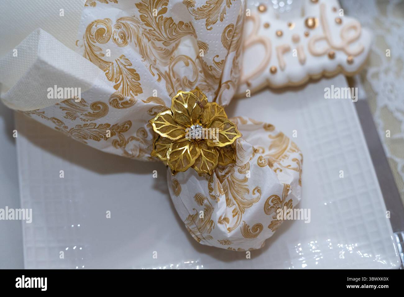 Golden Bloom: Hochzeitsserviette mit Blumendekoration Stockfoto