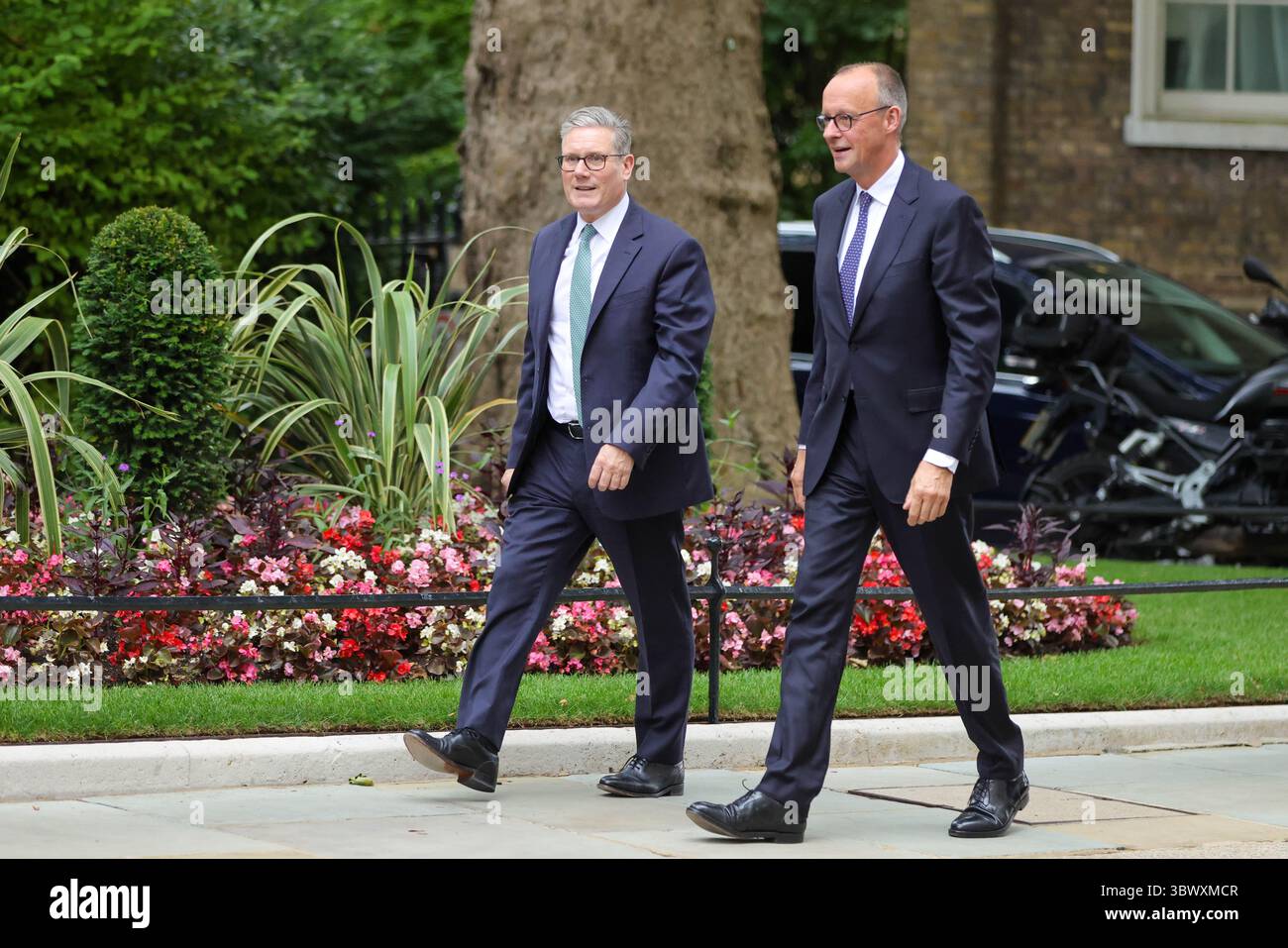 London, Vereinigtes Königreich. Juli 2025. Der britische Premierminister Sir Keir Starmer begrüßt den deutschen Bundeskanzler Friedrich Merz in der Downing Street 10 zu seinem ersten Besuch im Vereinigten Königreich. Quelle: Uwe Deffner/Alamy Live News Stockfoto