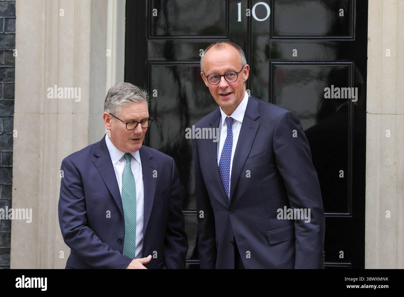 London, Vereinigtes Königreich. Juli 2025. Der britische Premierminister Sir Keir Starmer begrüßt den deutschen Bundeskanzler Friedrich Merz in der Downing Street 10 zu seinem ersten Besuch im Vereinigten Königreich. Quelle: Uwe Deffner/Alamy Live News Stockfoto