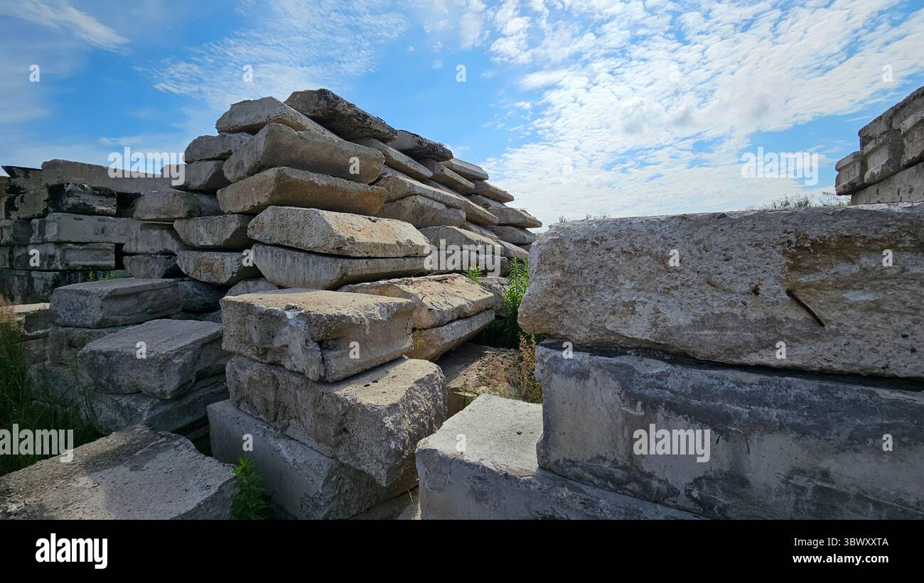 Verlassene Betonblöcke in verwachsener Industrieanlage - Smartphone-aufgenommenes Stockfoto