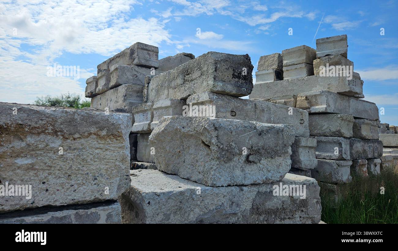 Verlassene Betonblöcke in verwachsener Industrieanlage - Smartphone-aufgenommenes Stockfoto