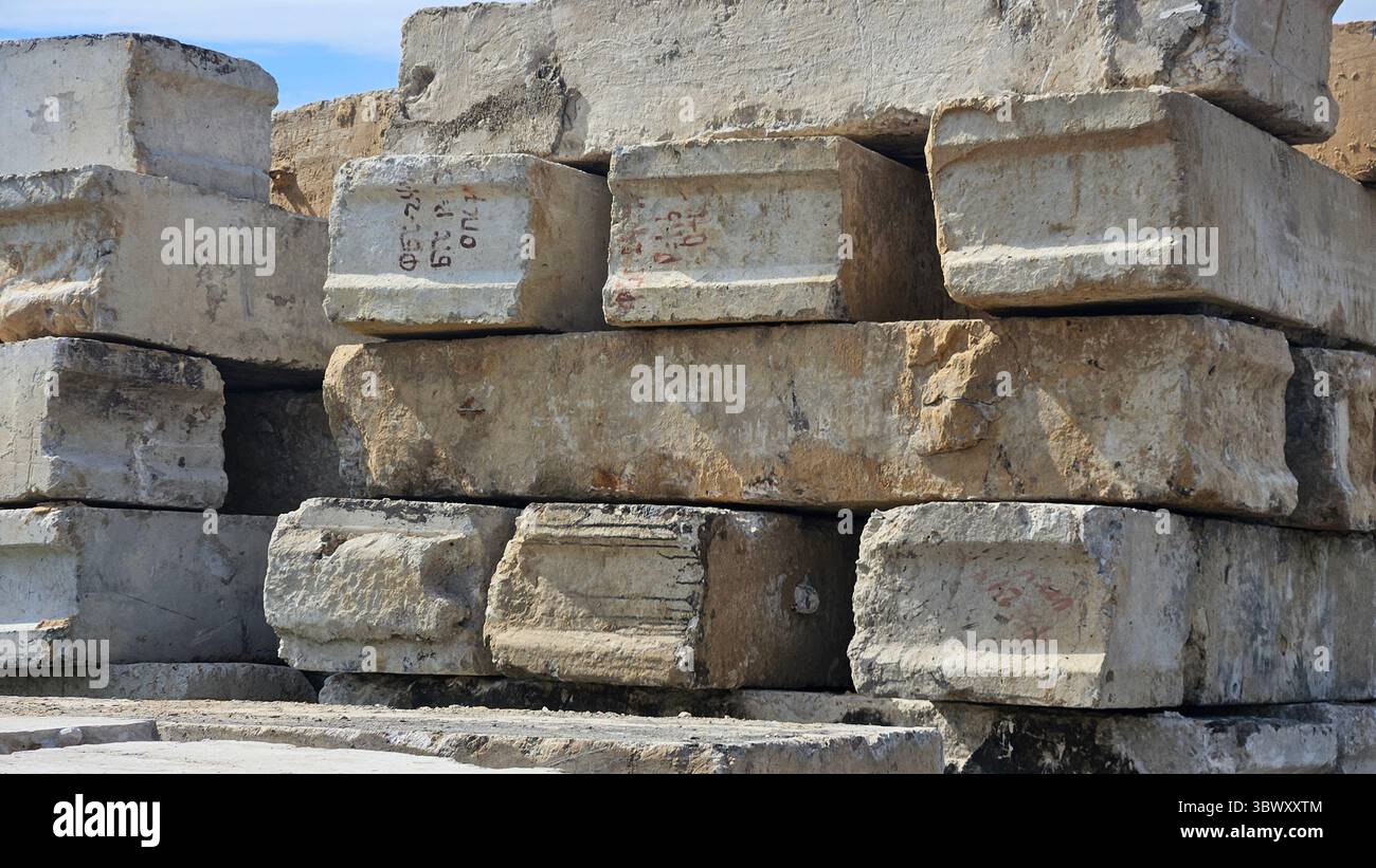 Verlassene Betonblöcke in verwachsener Industrieanlage - Smartphone-aufgenommenes Stockfoto